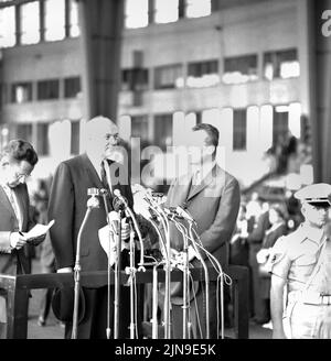 Original-Bildunterschrift: Amerikanischer Außenminister Dean Rusk in Berlin - direkt aus Paris kam der amerikanische Außenminister Dean Rusk anlässlich seiner Europa-Reise zuerst nach Berlin, von wo aus er seine Reise nach Bonn, London, Rom und Lissabon fortgesetzt werden. Rusk wurde auf dem Flughafen Tempelhof vom Berlins Regierendem Bürgermeister Willy Brandt empfangen, der ihm - zusammen mit Bürgermeister Franz Amrehn - auf seiner Fahrt durch Berlin und entlang eines Teiles der Schandmauer begleitet. Abschließend trug sich der Außenminister ins Goldene Buch unserer Stadt ein (Rathaus Schöneber Stockfoto