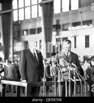 Original-Bildunterschrift: Amerikanischer Außenminister Dean Rusk in Berlin - direkt aus Paris kam der amerikanische Außenminister Dean Rusk anlässlich seiner Europa-Reise zuerst nach Berlin, von wo aus er seine Reise nach Bonn, London, Rom und Lissabon fortgesetzt werden. Rusk wurde auf dem Flughafen Tempelhof vom Berlins Regierendem Bürgermeister Willy Brandt empfangen, der ihm - zusammen mit Bürgermeister Franz Amrehn - auf seiner Fahrt durch Berlin und entlang eines Teiles der Schandmauer begleitet. Abschließend trug sich der Außenminister ins Goldene Buch unserer Stadt ein (Rathaus Schöneber Stockfoto