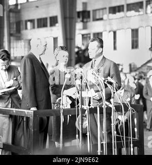 Original-Bildunterschrift: Amerikanischer Außenminister Dean Rusk in Berlin - direkt aus Paris kam der amerikanische Außenminister Dean Rusk anlässlich seiner Europa-Reise zuerst nach Berlin, von wo aus er seine Reise nach Bonn, London, Rom und Lissabon fortgesetzt werden. Rusk wurde auf dem Flughafen Tempelhof vom Berlins Regierendem Bürgermeister Willy Brandt empfangen, der ihm - zusammen mit Bürgermeister Franz Amrehn - auf seiner Fahrt durch Berlin und entlang eines Teiles der Schandmauer begleitet. Abschließend trug sich der Außenminister ins Goldene Buch unserer Stadt ein (Rathaus Schöneber Stockfoto