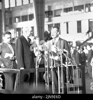 Original-Bildunterschrift: Amerikanischer Außenminister Dean Rusk in Berlin - direkt aus Paris kam der amerikanische Außenminister Dean Rusk anlässlich seiner Europa-Reise zuerst nach Berlin, von wo aus er seine Reise nach Bonn, London, Rom und Lissabon fortgesetzt werden. Rusk wurde auf dem Flughafen Tempelhof vom Berlins Regierendem Bürgermeister Willy Brandt empfangen, der ihm - zusammen mit Bürgermeister Franz Amrehn - auf seiner Fahrt durch Berlin und entlang eines Teiles der Schandmauer begleitet. Abschließend trug sich der Außenminister ins Goldene Buch unserer Stadt ein (Rathaus Schöneber Stockfoto