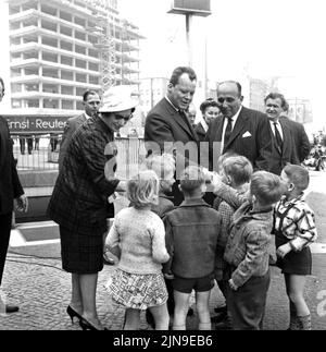 Original-Bildunterschrift: Prominente Stadtrundfahrt - der zur Zeit in unserer Stadt weitende Bürgermeister von Athen, S. E. Angelos Taukalas, unernahm heute mit seiner Gattin, dem Regierenden Bürgermeister Willy Brandt und dem bekannten Architekten Walter Gropius eine Stadtrundfahrt und machte am Ernst-Reuter-Platz Bekanntschaft mit Berliner Deutschland 1961 Steppkes, Berlin. Stockfoto