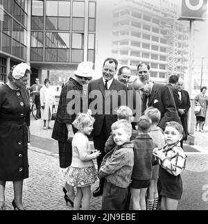 Original-Bildunterschrift: Prominente Stadtrundfahrt - der zur Zeit in unserer Stadt weitende Bürgermeister von Athen, S. E. Angelos Taukalas, unernahm heute mit seiner Gattin, dem Regierenden Bürgermeister Willy Brandt und dem bekannten Architekten Walter Gropius eine Stadtrundfahrt und machte am Ernst-Reuter-Platz Bekanntschaft mit Berliner Deutschland 1961 Steppkes, Berlin. Stockfoto