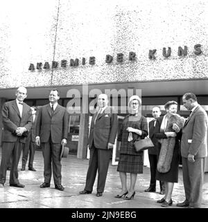 Original-Bildunterschrift: Prominente Stadtrundfahrt - der zur Zeit in unserer Stadt weitende Bürgermeister von Athen, S. E. Angelos Taukalas, unernahm heute mit seiner Gattin, dem Regierenden Bürgermeister Willy Brandt und dem bekannten Architekten Walter Gropius eine Stadtrundfahrt, hier: An der Akademie der Künste, Berlin, Deutschland 1961. Stockfoto