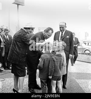 Original-Bildunterschrift: Prominente Stadtrundfahrt - der zur Zeit in unserer Stadt weitende Bürgermeister von Athen, S. E. Angelos Taukalas, unernahm heute mit seiner Gattin, dem Regierenden Bürgermeister Willy Brandt und dem bekannten Architekten Walter Gropius eine Satdrundfahrt und machte am Ernst-Reuter-Platz Bekanntschaft mit Berliner Deutschland Steppkes, Berlin 1961. Stockfoto