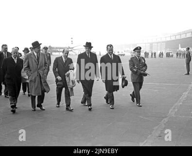 Original-Bildunterschrift: Nicht ausgefallen 'wegen Nebel' ist der Blitz-Berlinbesuch des Soderbeauftragten Präsidenten Kennedys, William Averell Harriman, der zwar mit Verspätung, aber trotzdem gut gelaunt heute kurz vor Mittag auf dem Tempelhofer Flughafenmit einer amerikanischen Militärmaschine ankam. In seiner Begleitung befound sich US-Botschafter Dowling. Außer einer amerikanischen Ehrenkompanie wurden die Herren von Berlins Regierendem Bürgermeister Willy Brandt empfangen. Sofort nach der Ankunft fuhr der Sonderbeauftragte im Schöneberger Rathaus, wo er sich ins Goldene Buch unserer Stadt Stockfoto