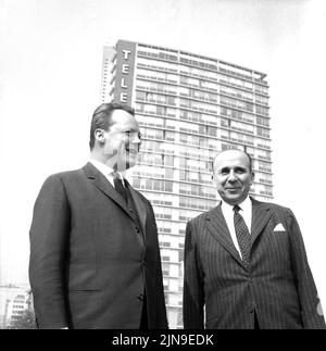 Original-Bildunterschrift: Prominente Stadtrundfahrt - der zur Zeit in unserer Stadt weitende Bürgermeister von Athen, S. E. Angelos Taukalas, unernahm heute mit seiner Gattin, dem Regierenden Bürgermeister Willy Brandt und dem bekannten Architekten Walter Gropius eine Stadtrundfahrt, hier am Ernst-Reuter-Platz, Berlin, Deutschland 1961. Stockfoto