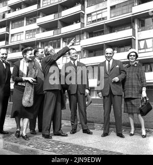 Original-Bildunterschrift: Prominente Stadtrundfahrt - der zur Zeit in unserer Stadt weitende Bürgermeister von Athen, S. E. Angelos Taukalas, unernahm heute mit seiner Gattin, dem Regierenden Bürgermeister Willy Brandt und dem bekannten Architekten Walter Gropius eine Stadtrundfahrt, hier vor dem Gropius-Haus im Hansa-Viertel, Berlin, Deutschland 1961. Stockfoto