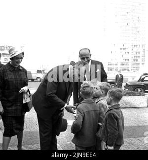 Original-Bildunterschrift: Prominente Stadtrundfahrt - der zur Zeit in unserer Stadt weitende Bürgermeister von Athen, S. E. Angelos Taukalas, unernahm heute mit seiner Gattin, dem Regierenden Bürgermeister Willy Brandt und dem bekannten Architekten Walter Gropius eine Stadtrundfahrt und machte am Ernst-Reuter-Platz Bekanntschaft mit Berliner Deutschland 1961 Steppkes, Berlin. Stockfoto