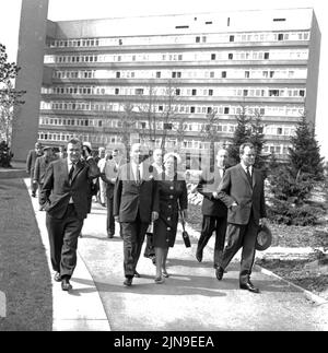 Original-Bildunterschrift: Prominente Stadtrundfahrt - der zur Zeit in unserer Stadt weitende Bürgermeister von Athen, S. E. Angelos Taukalas, unernahm heute mit seiner Gattin, dem Regierenden Bürgermeister Willy Brandt und dem bekannten Architekten Walter Gropius eine Stadtrundfahrt, hier vor dem Gropius-Haus im Hansa-Viertel, Berlin, Deutschland 1961. Stockfoto