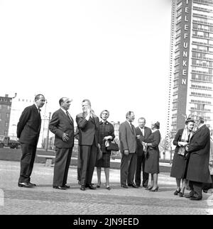 Original-Bildunterschrift: Prominente Stadtrundfahrt - der zur Zeit in unserer Stadt weitende Bürgermeister von Athen, S. E. Angelos Taukalas, unernahm heute mit seiner Gattin, dem Regierenden Bürgermeister Willy Brandt und dem bekannten Architekten Walter Gropius eine Stadtrundfahrt, hier am Ernst-Reuter-Platz, Berlin, Deutschland 1961. Stockfoto