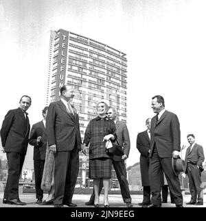 Original-Bildunterschrift: Prominente Stadtrundfahrt - der zur Zeit in unserer Stadt weitende Bürgermeister von Athen, S. E. Angelos Taukalas, unernahm heute mit seiner Gattin, dem Regierenden Bürgermeister Willy Brandt und dem bekannten Architekten Walter Gropius eine Stadtrundfahrt, hier am Ernst-Reuter-Platz, Berlin, Deutschland 1961. Stockfoto