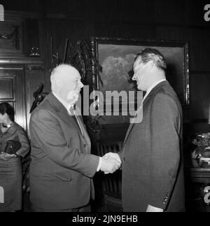 Original-Bildunterschrift: Empfang beim Regierenden Bürgermeister - Jean Renoir, der zu den Filmfestspielen in Berlin weilt, wurde heute nachmittag vom Regierenden Bürgermeister Willy Brandt empfangen, Berlin, Deutschland 1959. Stockfoto