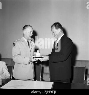 Original-Bildunterschrift: General C.D. Eddleman trug sich ins Goldene Buch ein - der Oberfehlshaber der US-Truppen in Europa, General Clyde Davis Eddleman, trug sich heute im Beisein des Regierenden Bürgermeisters Willy Brandt in das Goldene Buch der Stadt Berlin ein, Berlin, Deutschland 1959. Stockfoto