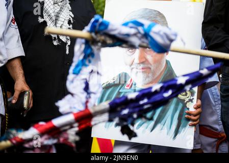 Teheran, Iran. 09. August 2022. Ein Mann hält ein Porträt des ehemaligen Kommandanten des iranischen Quds-Trupps der Islamischen Revolutionsgarde (IRGC), General Qasem Soleimani, während er am 9. August 2022 an einer Protestveranstaltung gegen Israel im Zentrum von Teheran, Iran, teilnahm. (Foto: Sobhan Farajvan/Pacific Press/Sipa USA) Quelle: SIPA USA/Alamy Live News Stockfoto