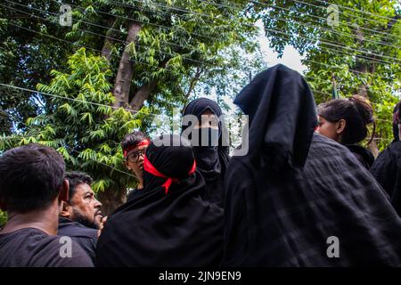 Bangladesch. 09. August 2022. Schiitische Muslime aus Bangladesch marschieren und tragen die Flaggen und Tazia während einer Muharram-Prozession auf der Hauptstraße in Dhaka, Bangladesch, am 9. August 2022. Muharram wird von schiitischen Muslimen als Monat respektiert und beobachtet, in dem Hussein ibn Ali, der Enkel Muhammads und Sohn Alis, in der Schlacht von Karbala gemartert wurde. (Foto von MD. Noor Hossain/Pacific Press/Sipa USA) Quelle: SIPA USA/Alamy Live News Stockfoto