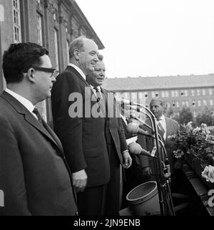 Original-Bildunterschrift: Amerikanischer Außenminister Dean Rusk in Berlin - direkt aus Paris kam der amerikanische Außenminister Dean Rusk anlässlich seiner Europa-Reise zuerst nach Berlin, von wo aus er seine Reise nach Bonn, London, Rom und Lissabon fortgesetzt werden. Rusk wurde auf dem Flughafen Tempelhof vom Berlins Regierendem Bürgermeister Willy Brandt empfangen, der ihm - zusammen mit Bürgermeister Franz Amrehn - auf seiner Fahrt durch Berlin und entlang eines Teiles der Schandmauer begleitet. Abschließend trug sich der Außenminister ins Goldene Buch unserer Stadt ein (Rathaus Schöneber Stockfoto