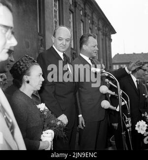 Original-Bildunterschrift: Amerikanischer Außenminister Dean Rusk in Berlin - direkt aus Paris kam der amerikanische Außenminister Dean Rusk anlässlich seiner Europa-Reise zuerst nach Berlin, von wo aus er seine Reise nach Bonn, London, Rom und Lissabon fortgesetzt werden. Rusk wurde auf dem Flughafen Tempelhof vom Berlins Regierendem Bürgermeister Willy Brandt empfangen, der ihm - zusammen mit Bürgermeister Franz Amrehn - auf seiner Fahrt durch Berlin und entlang eines Teiles der Schandmauer begleitet. Abschließend trug sich der Außenminister ins Goldene Buch unserer Stadt ein (Rathaus Schöneber Stockfoto