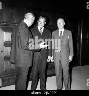 Original-Bildunterschrift: Empfang beim Regierenden Bürgermeister Willy Brandt - der Regisseur Otto Preminger und der Straffreidiger Joseph N. Welch, die zur Premiere ihres Films 'Anatomie eines Mordes' in Berlin weilen, wurden heute vom Regierenden Bürgermeister Willy Brandt im Rathaus Schöneberg empfangen, Berlin, Deutschland 1959. Stockfoto