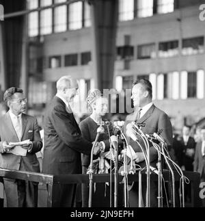 Original-Bildunterschrift: Amerikanischer Außenminister Dean Rusk in Berlin - direkt aus Paris kam der amerikanische Außenminister Dean Rusk anlässlich seiner Europa-Reise zuerst nach Berlin, von wo aus er seine Reise nach Bonn, London, Rom und Lissabon fortgesetzt werden. Rusk wurde auf dem Flughafen Tempelhof vom Berlins Regierendem Bürgermeister Willy Brandt empfangen, der ihm - zusammen mit Bürgermeister Franz Amrehn - auf seiner Fahrt durch Berlin und entlang eines Teiles der Schandmauer begleitet. Abschließend trug sich der Außenminister ins Goldene Buch unserer Stadt ein (Rathaus Schöneber Stockfoto