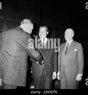 Original-Bildunterschrift: Empfang beim Regierenden Bürgermeister Willy Brandt - der Regisseur Otto Preminger und der Straffreidiger Joseph N. Welch, die zur Premiere ihres Films 'Anatomie eines Mordes' in Berlin weilen, wurden heute vom Regierenden Bürgermeister Willy Brandt im Rathaus Schöneberg empfangen, Berlin, Deutschland 1959. Stockfoto