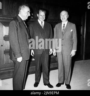 Original-Bildunterschrift: Empfang beim Regierenden Bürgermeister Willy Brandt - der Regisseur Otto Preminger und der Straffreidiger Joseph N. Welch, die zur Premiere ihres Films 'Anatomie eines Mordes' in Berlin weilen, wurden heute vom Regierenden Bürgermeister Willy Brandt im Rathaus Schöneberg empfangen, Berlin, Deutschland 1959. Stockfoto