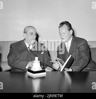 Original-Bildunterschrift: Al Quwatli im Schöneberger Rathaus - heute trug sich der ehemalige syrische Ministerpräsident Schukri al Quwatli ins Goldene Buch der Stadt Berlin ein. Unser Bild zeigt: Ministerpräsident al Quwatli und der Regierende Bürgermeister Willy Brandt, Berlin, Deutschland 1959. Stockfoto