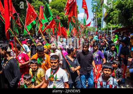 Bangladesch. 09. August 2022. Schiitische Muslime aus Bangladesch marschieren und tragen die Flaggen und Tazia während einer Muharram-Prozession auf der Hauptstraße in Dhaka, Bangladesch, am 9. August 2022. Muharram wird von schiitischen Muslimen als Monat respektiert und beobachtet, in dem Hussein ibn Ali, der Enkel Muhammads und Sohn Alis, in der Schlacht von Karbala gemartert wurde. (Foto von MD. Noor Hossain/Pacific Press/Sipa USA) Quelle: SIPA USA/Alamy Live News Stockfoto