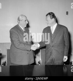 Original-Bildunterschrift: Al Quwatli im Schöneberger Rathaus - heute trug sich der ehemalige syrische Ministerpräsident Schukri al Quwatli ins Goldene Buch der Stadt Berlin ein. Unser Bild zeigt: Ministerpräsident al Quwatli und der Regierende Bürgermeister Willy Brandt, Berlin, Deutschland 1959. Stockfoto