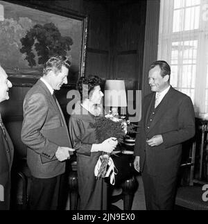 Original-Bildunterschrift: Empfang beim Regierenden Bürgermeister Willy Brandt - der amerikanische Filmschauspieler Danny Kaye wurde heute nachmittag im Schöneberger Rathaus von Bürgermeister Willy Brandt empfangen, Berlin, Deutschland 1959. Stockfoto