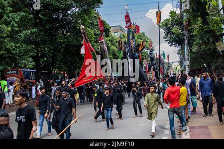 Bangladesch. 09. August 2022. Schiitische Muslime aus Bangladesch marschieren und tragen die Flaggen und Tazia während einer Muharram-Prozession auf der Hauptstraße in Dhaka, Bangladesch, am 9. August 2022. Muharram wird von schiitischen Muslimen als Monat respektiert und beobachtet, in dem Hussein ibn Ali, der Enkel Muhammads und Sohn Alis, in der Schlacht von Karbala gemartert wurde. (Foto von MD. Noor Hossain/Pacific Press/Sipa USA) Quelle: SIPA USA/Alamy Live News Stockfoto