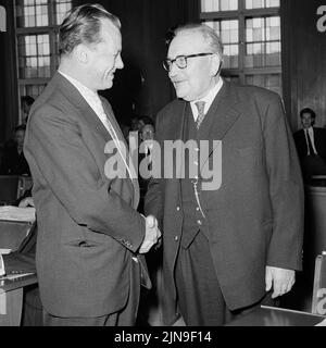 Original-Bildunterschrift: Bundesrat tagt in Berlin - zu seiner turnusmässigen Sitzung trat heute der Bundesrat im Schöneberger Rathaus zusammen. Zum letzten Male hatte Berlins Regierender Bürgermeister Willy Brandt den Präsidentenessel inne. Ab dem 1. November 1958 wird der Bremer Senatspräsident Wilhelm Kaiser das Amt des Bundesratspräsidenten übernehmen. Hier Bundesratspräsident Willy Brandt mit seinem Nachfolger Wilhem Kaiser im Gespräch, Berlin, Deutschland 1958. Stockfoto