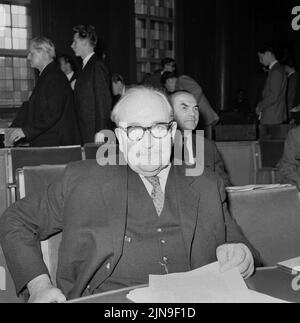 Original-Bildunterschrift: Bundesrat tagt in Berlin - zu seiner turnusmässigen Sitzung trat heute der Bundesrat im Schöneberger Rathaus zusammen. Zum letzten Male hatte Berlins Regierender Bürgermeister Willy Brandt den Präsidentenessel inne. Ab dem 1. November 1958 wird der Bremer Senatspräsident Wilhelm Kaiser das Amt des Bundesratspräsidenten übernehmen. Hier Wilhelm Kaiser aus Bremen, Berlin, Deutschland 1958. Stockfoto