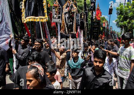 Bangladesch. 09. August 2022. Schiitische Muslime aus Bangladesch marschieren und tragen die Flaggen und Tazia während einer Muharram-Prozession auf der Hauptstraße in Dhaka, Bangladesch, am 9. August 2022. Muharram wird von schiitischen Muslimen als Monat respektiert und beobachtet, in dem Hussein ibn Ali, der Enkel Muhammads und Sohn Alis, in der Schlacht von Karbala gemartert wurde. (Foto von MD. Noor Hossain/Pacific Press/Sipa USA) Quelle: SIPA USA/Alamy Live News Stockfoto