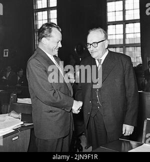 Original-Bildunterschrift: Bundesrat tagt in Berlin - zu seiner turnusmässigen Sitzung trat heute der Bundesrat im Schöneberger Rathaus zusammen. Zum letzten Male hatte Berlins Regierender Bürgermeister Willy Brandt den Präsidentenessel inne. Ab dem 1. November 1958 wird der Bremer Senatspräsident Wilhelm Kaiser das Amt des Bundesratspräsidenten übernehmen. Hier Bundesratspräsident Willy Brandt mit seinem Nachfolger Wilhem Kaiser im Gespräch, Berlin, Deutschland 1958. Stockfoto