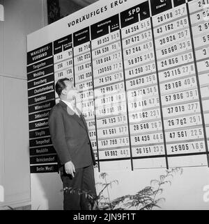 Original-Bildunterschrift: Heute wählt West-Berlin - Berlins Regierender Bürgermeister Willy Brandt ist stolz auf den Wahlgang, Berlin, Deutschland 1958. Stockfoto