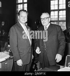 Original-Bildunterschrift: Bundesrat tagt in Berlin - zu seiner turnusmässigen Sitzung trat heute der Bundesrat im Schöneberger Rathaus zusammen. Zum letzten Male hatte Berlins Regierender Bürgermeister Willy Brandt den Präsidentenessel inne. Ab dem 1. November 1958 wird der Bremer Senatspräsident Wilhelm Kaiser das Amt des Bundesratspräsidenten übernehmen. Hier Bundesratspräsident Willy Brandt mit seinem Nachfolger Wilhem Kaiser im Gespräch, Berlin, Deutschland 1958. Stockfoto