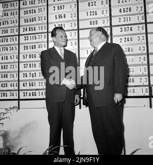 Original-Bildunterschrift: Heute wählt West-Berlin - Wiederausgewählter Oberbürgermeister Willy Brandt und Minister Ernst Lemmer sind beide zufrieden mit dem Ausgang der Wahl, Berlin, Deutschland 1958. Stockfoto