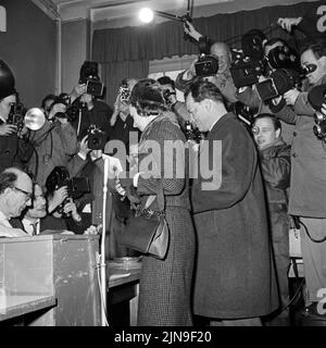 Original-Bildunterschrift: Heute wählt West-Berlin - der Regierende Bürgermeister Willy Brandt mit Frau Rut an der Wahlurne, Berlin, Deutschland 1958. Stockfoto