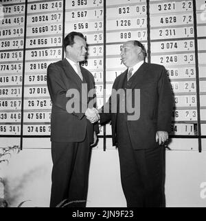 Original-Bildunterschrift: Heute wählt West-Berlin - Wiederausgewählter Oberbürgermeister Willy Brandt und Minister Ernst Lemmer sind beide zufrieden mit dem Ausgang der Wahl, Berlin, Deutschland 1958. Stockfoto