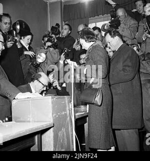 Original-Bildunterschrift: Heute wählt West-Berlin - der Regierende Bürgermeister Willy Brandt mit Frau Rut an der Wahlurne, Berlin, Deutschland 1958. Stockfoto