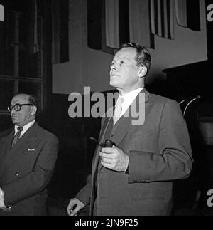 Original-Bildunterschrift: Heute wählt West-Berlin - Berlins wiederausgewählter regionaler Bürgermeister Willy Brandt vor der Fernsehkamera, Berlin, Deutschland 1958. Stockfoto