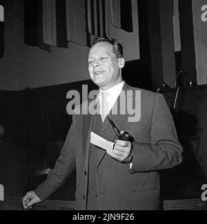 Original-Bildunterschrift: Heute wählt West-Berlin - Berlins wiederausgewählter regionaler Bürgermeister Willy Brandt vor der Fernsehkamera, Berlin, Deutschland 1958. Stockfoto