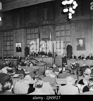 Original-Bildunterschrift: Bundesrat tagt in Berlin - zu seiner turnusmässigen Sitzung trat heute der Bundesrat im Schöneberger Rathaus zusammen. Zum letzten Male hatte Berlins Regierender Bürgermeister Willy Brandt den Präsidentenessel inne. Ab dem 1. November 1958 wird der Bremer Senatspräsident Wilhelm Kaiser das Amt des Bundesratspräsidenten übernehmen. Hier die Sitzung im Überblick, Berlin, Deutschland 1958. Stockfoto