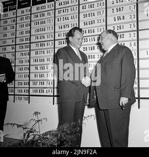 Original-Bildunterschrift: Heute wählt West-Berlin - Wiederausgewählter Oberbürgermeister Willy Brandt und Minister Ernst Lemmer sind beide zufrieden mit dem Ausgang der Wahl, Berlin, Deutschland 1958. Stockfoto