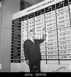 Original-Bildunterschrift: Heute wählt West-Berlin - Berlins Regierender Bürgermeister Willy Brandt ist stolz auf den Wahlgang, Berlin, Deutschland 1958. Stockfoto