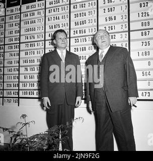 Original-Bildunterschrift: Heute wählt West-Berlin - Wiederausgewählter Oberbürgermeister Willy Brandt und Minister Ernst Lemmer sind beide zufrieden mit dem Ausgang der Wahl, Berlin, Deutschland 1958. Stockfoto