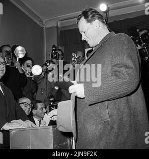 Original-Bildunterschrift: Heute wählt West-Berlin - der Regierende Bürgermeister Willy Brandt an der Wahlurne, Berlin, Deutschland 1958. Stockfoto