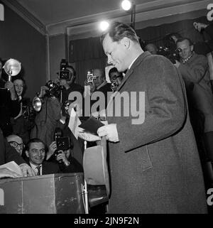 Original-Bildunterschrift: Heute wählt West-Berlin - der Regierende Bürgermeister Willy Brandt an der Wahlurne, Berlin, Deutschland 1958. Stockfoto