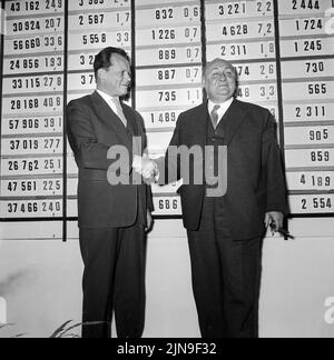 Original-Bildunterschrift: Heute wählt West-Berlin - Wiederausgewählter Oberbürgermeister Willy Brandt und Minister Ernst Lemmer sind beide zufrieden mit dem Ausgang der Wahl, Berlin, Deutschland 1958. Stockfoto