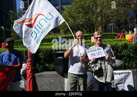 1 Principal Place, London, Großbritannien. 10.. August 2022. Amazon-Arbeiter protestieren gegen die Schmörheit von Amazon. Reine Korporation Gier, die Amazon Chief Executive Office, Andy Jassey, angehäuft £176m Amazon Arbeitnehmer nur 35-50 Penny pro Stunde der Erhöhung zur Verfügung zu stellen. Das ist beleidigend. Vereinigte die Forderung der Union nach einem Mindestlohn von £11 - £12 pro Stunde für Arbeitnehmer außerhalb der Zentrale von Amazon. Quelle: Siehe Li/Picture Capital/Alamy Live News Stockfoto